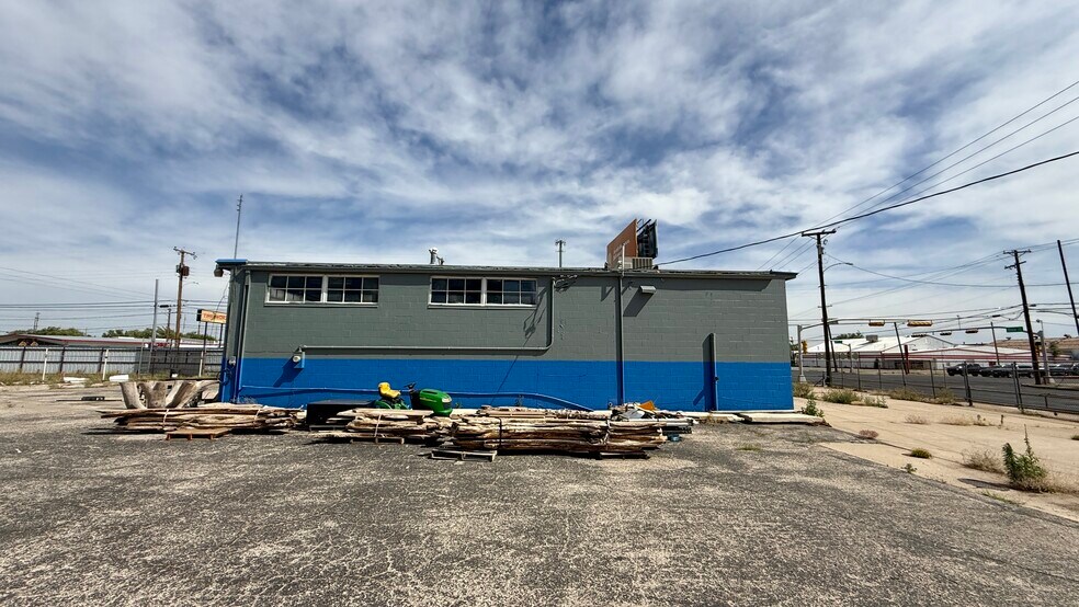 More Photos Of 1302 E 2nd St, Odessa Service For Sale