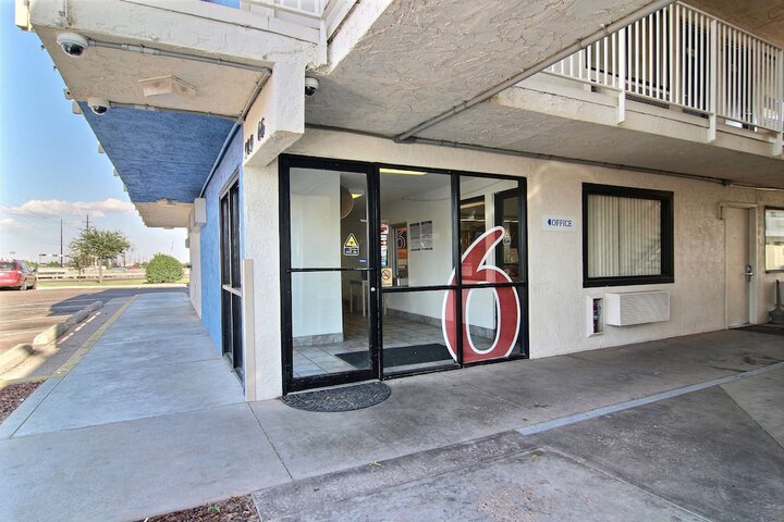 More Photos Of 909 66th St, Lubbock Hotel For Sale