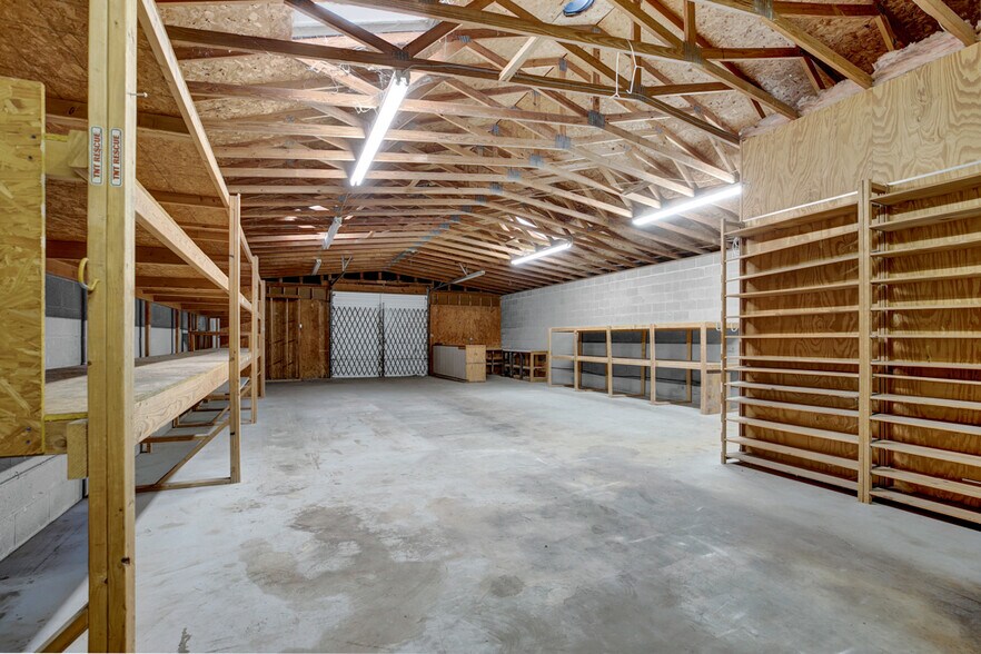 More Photos Of 218 Deborah Dr, New Braunfels Warehouse For Lease