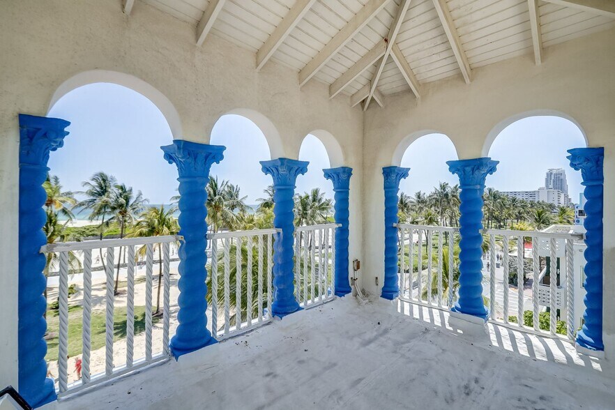 More Photos Of 820 Ocean Dr, Miami Beach Restaurant For Sale