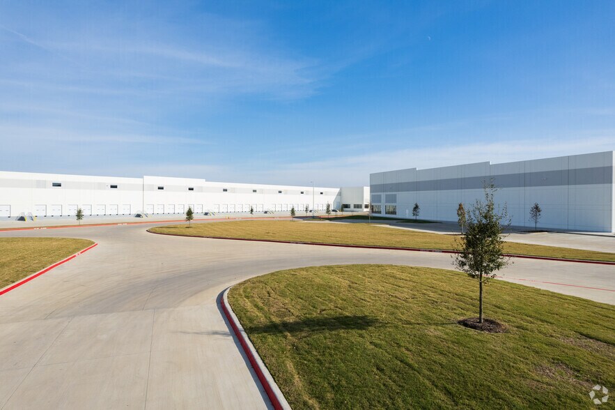 More Photos Of 6741 Midway Rd, Haltom City Distribution For Lease