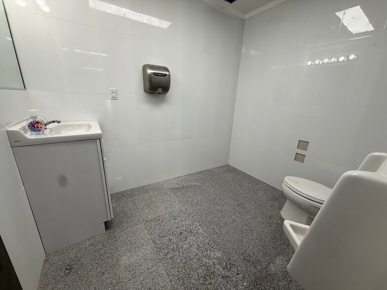 More Photos Of 1539 Covert St, Ridgewood Warehouse For Lease