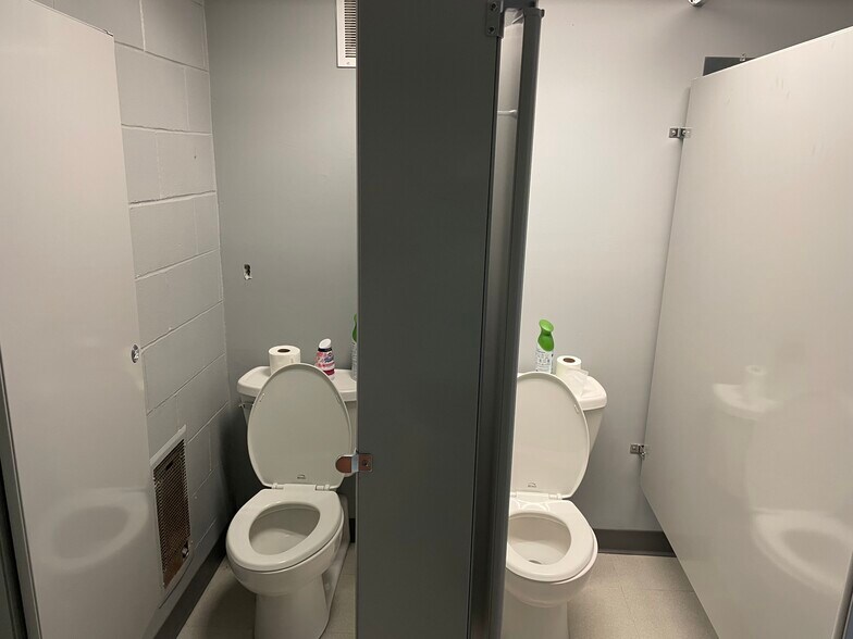 More Photos Of 283 E Main St, Newark Warehouse For Lease