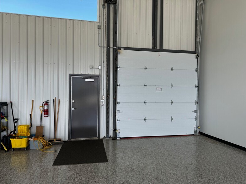 More Photos Of 12555 Rue Service A-4, Mirabel Industrial For Sale