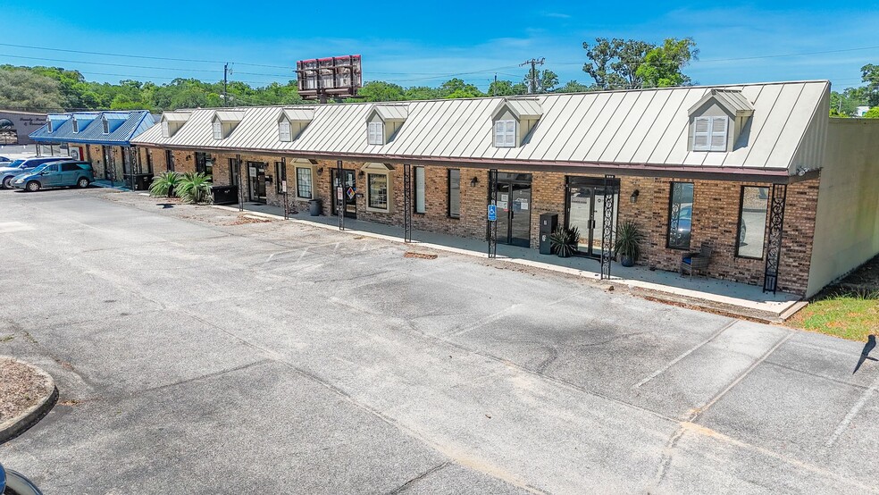 More Photos Of 5700 N Davis Hwy, Pensacola General Retail For Lease