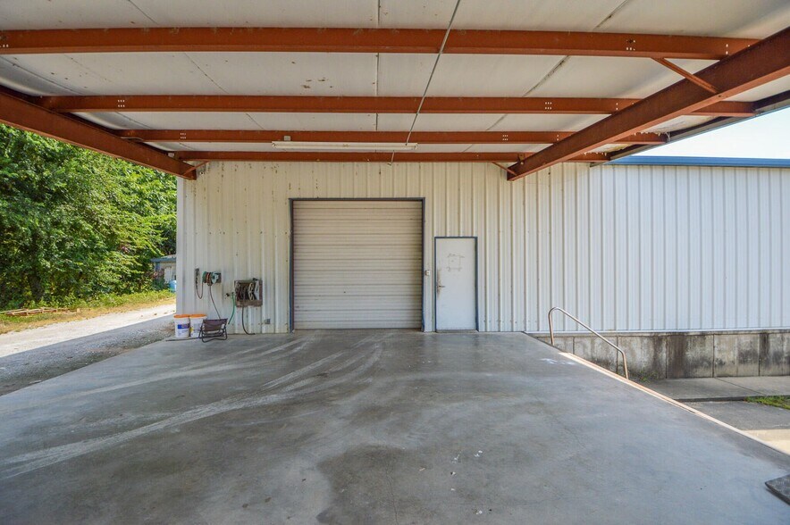 More Photos Of 415 Wilkins Wise Rd, Columbus Showroom For Sale