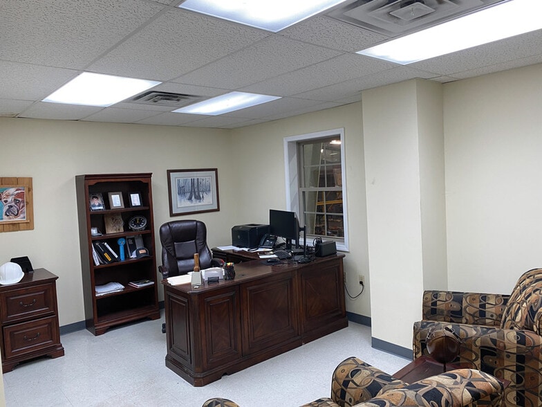 More Photos Of 896 Bowling Green Rd, Lexington Manufacturing For Lease