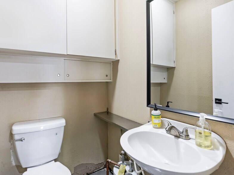 More Photos Of 2917 Washington St, Vancouver Storefront Retail Office For Sale