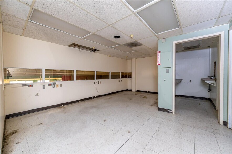 More Photos Of 147 W Shaw Ave, Clovis General Retail For Lease