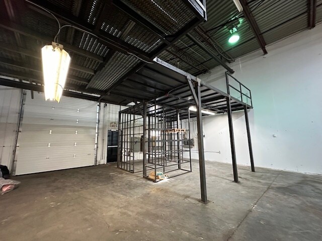 More Photos Of 189 Av Labrosse, Pointe-claire Warehouse For Lease