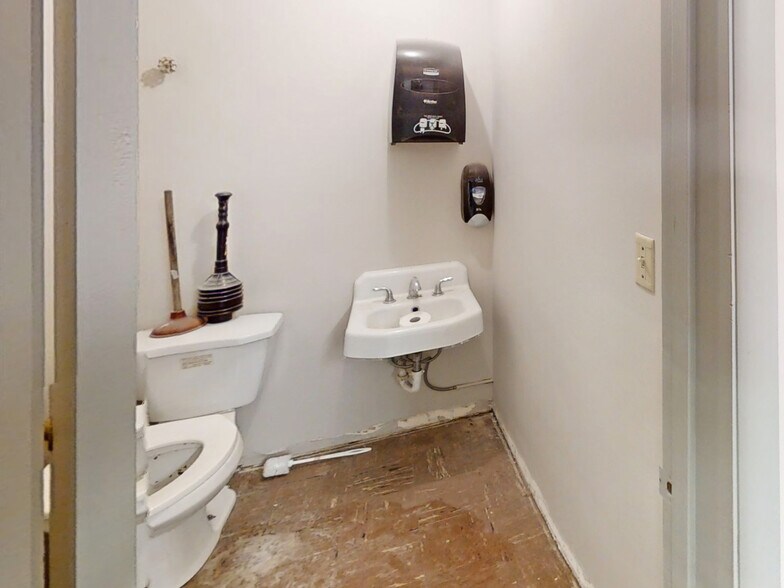 More Photos Of 3412-3418 W Lake Rd, Erie Freestanding For Sale