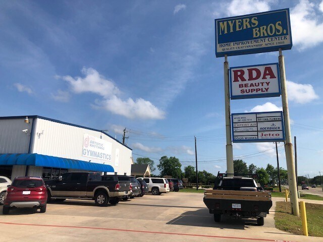 More Photos Of 5548 North Main St, Baytown Warehouse For Lease