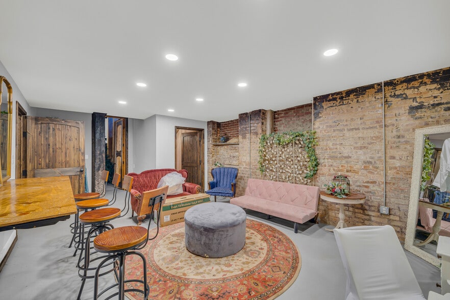 More Photos Of 1642 S Broad St, Commerce General Retail For Lease