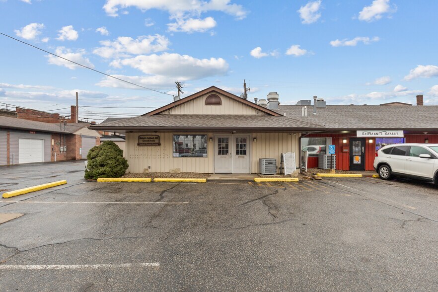 More Photos Of 3052 Belmont St, Bellaire Storefront Retail Office For Sale