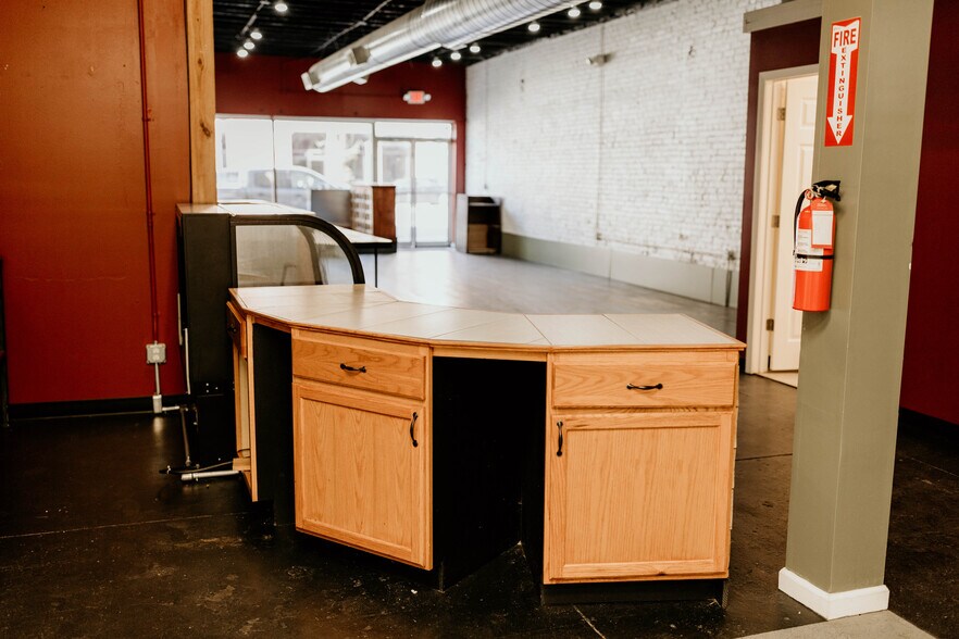 More Photos Of 1529 Grand Blvd, Kansas City Storefront Retail Office For Lease