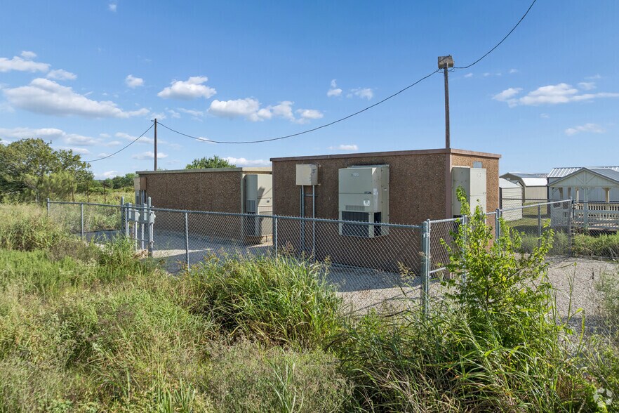 More Photos Of 105 Beck Rd E, Inez Flex For Sale