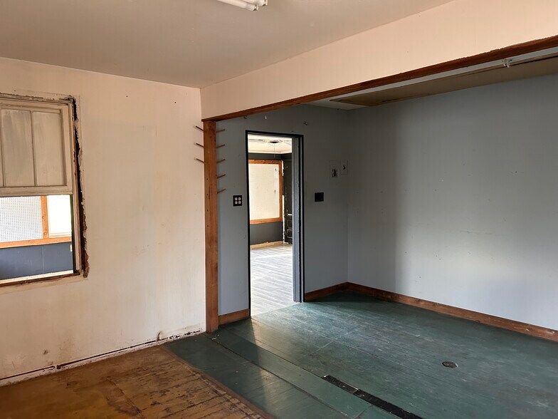 More Photos Of 310 E Washington St, Cuba Flex For Sale