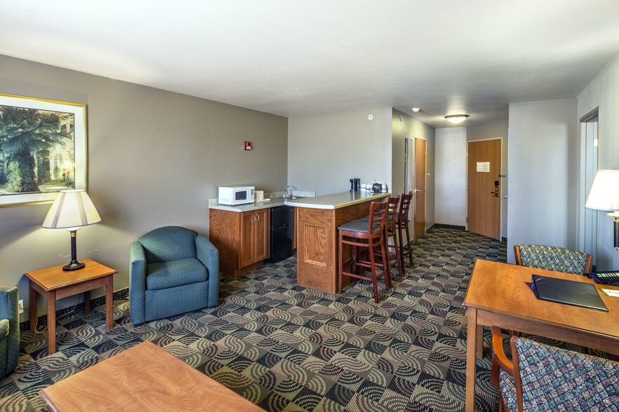 More Photos Of 120 Lindsey Dr, Hannibal Hotel For Sale