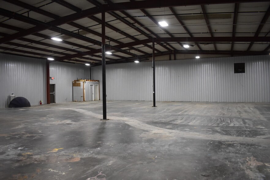 More Photos Of 216 Industrial Dr, Ridgeland Warehouse For Lease