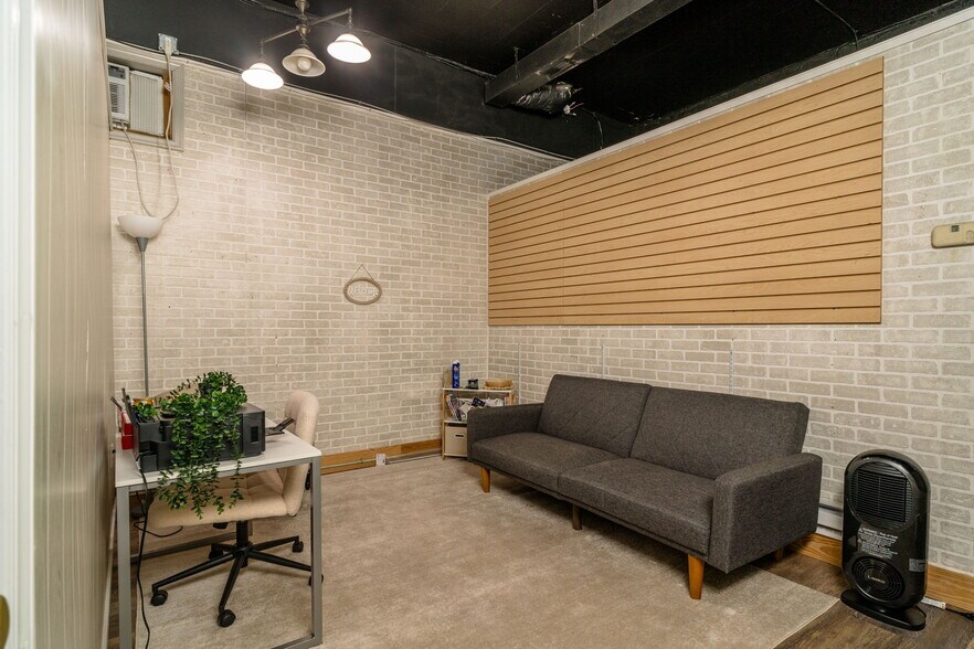 More Photos Of 500-502 First St, Shenandoah Office For Sale