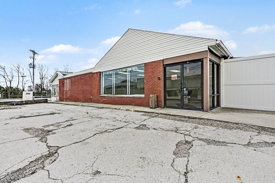 Primary Photo Of 240 Columbus st, Lithopolis Auto Repair For Sale