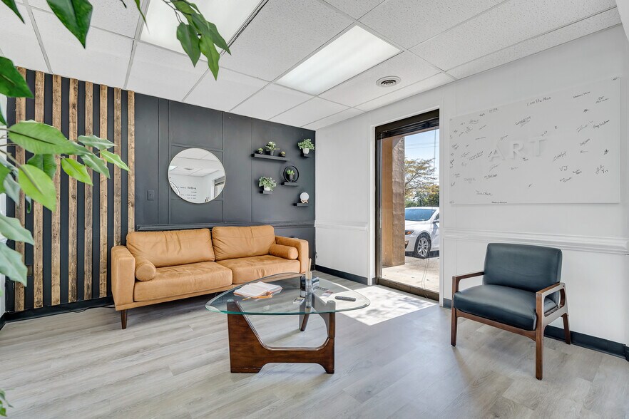 More Photos Of 5306-5346 Peters Creek Rd, Roanoke Showroom For Sale