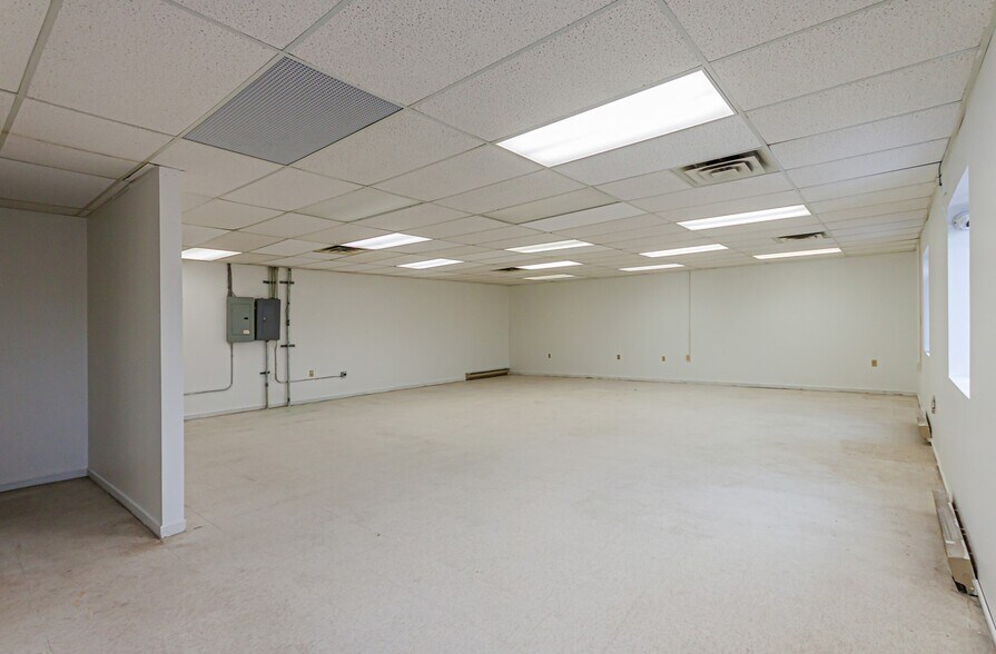 More Photos Of 151 Brock St N, Whitby Warehouse For Lease