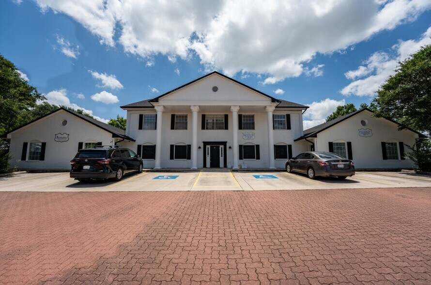 Primary Photo Of 2003 Medical Pky, San Marcos Medical For Sale