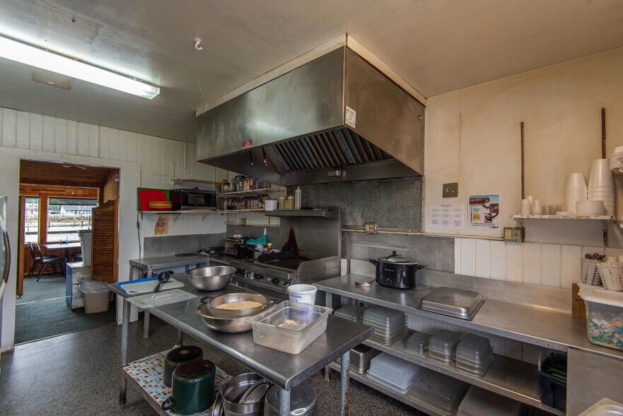 More Photos Of 142 Bay Front Loop, Winchester Bay General Retail For Sale