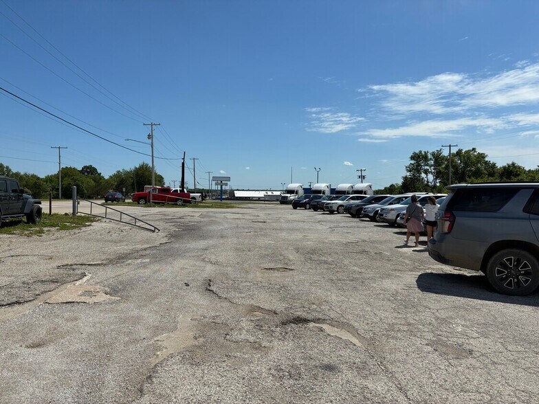 More Photos Of 2704 N 291 Hwy, Harrisonville Service For Lease