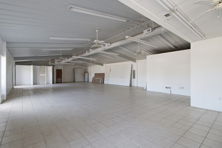 More Photos Of 1398 S Valley Rd, West Plains General Retail For Sale