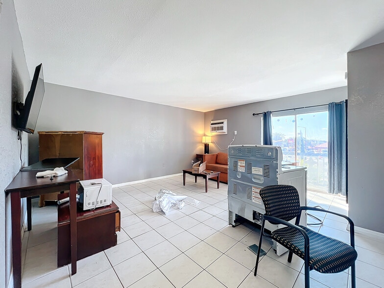More Photos Of 307 E Vine St, Kissimmee Hotel For Sale