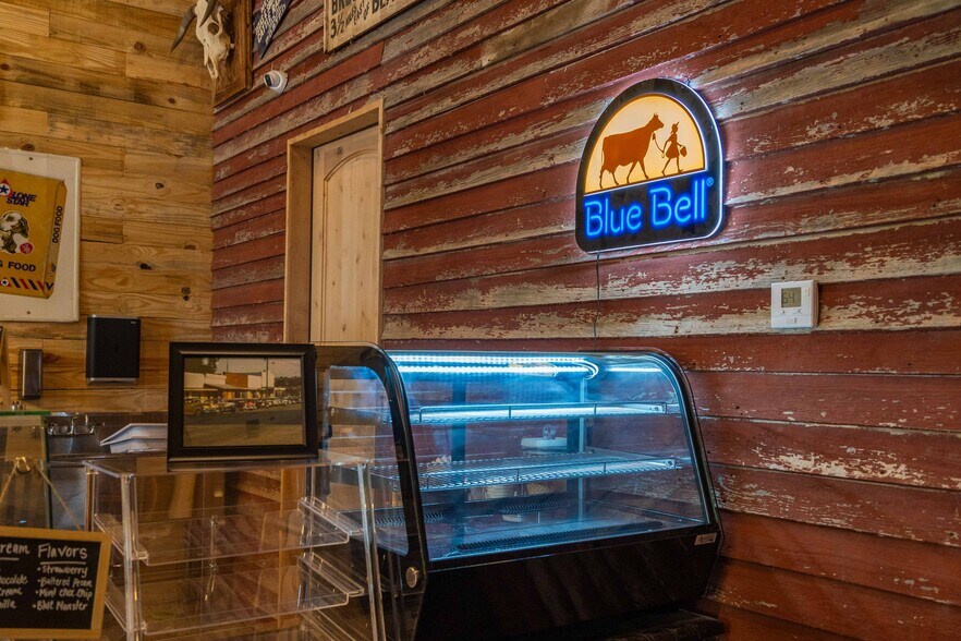 More Photos Of 622 Main st, Blanket Storefront Retail Office For Sale