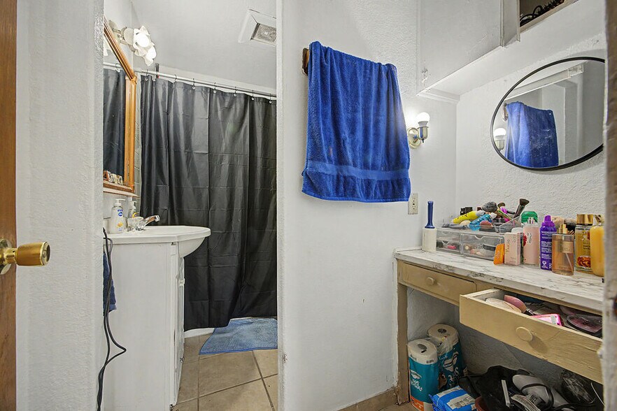 More Photos Of 630 W 6th St, Craig Apartments For Sale