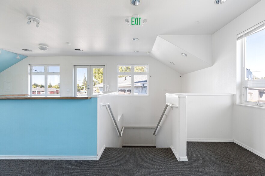 More Photos Of 35 SE Ely St, Oak Harbor Office For Sale