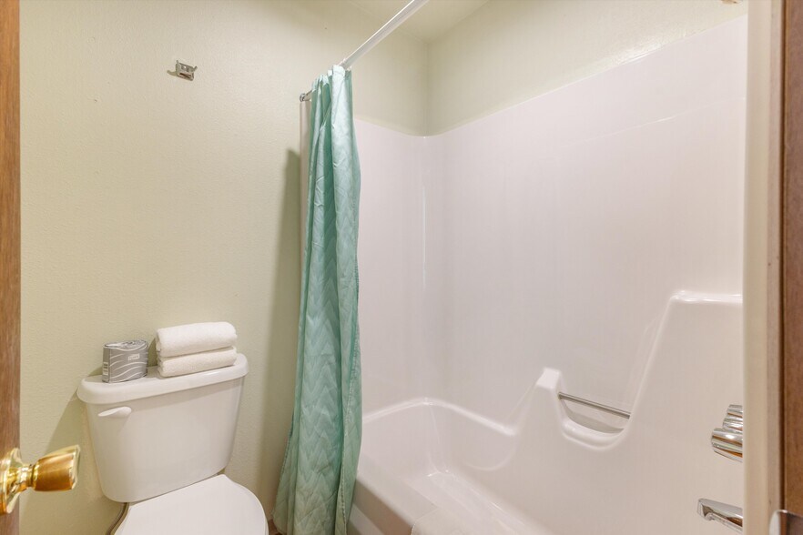 More Photos Of 1354 S 2nd St, Raton Hotel For Sale