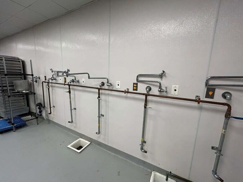 More Photos Of 3310 N Elston Ave, Chicago Manufacturing For Lease
