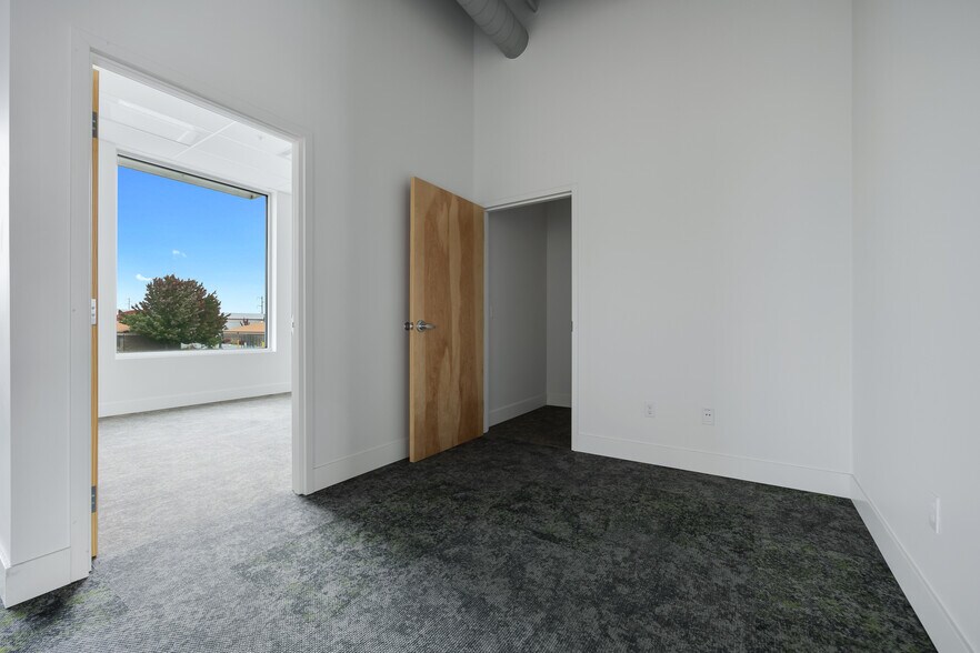 More Photos Of 9425 Sandifur Pky, Pasco Office For Sale