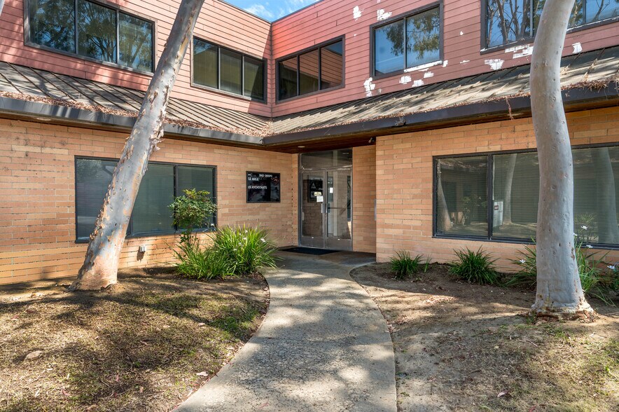 More Photos Of 1982-1984 Obispo Ave, Signal Hill Office For Lease