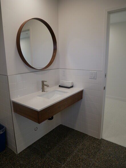 More Photos Of 1094 E Main St, Ventura Office For Sale