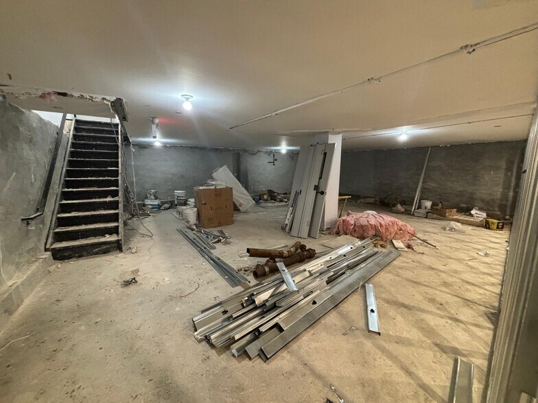 More Photos Of 1317 Myrtle Ave, Brooklyn Showroom For Lease