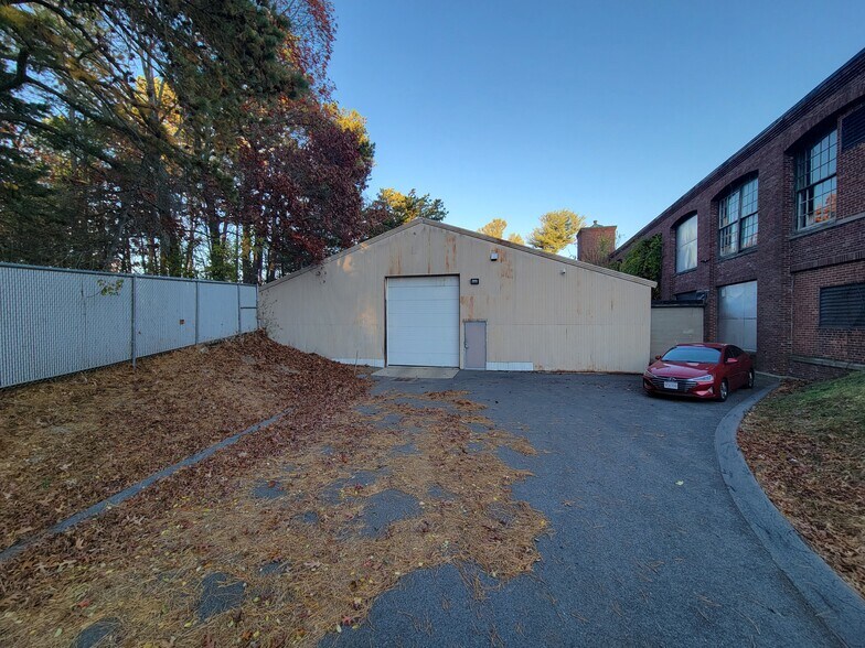 More Photos Of 100 Pleasant St, Dracut Self Storage For Lease