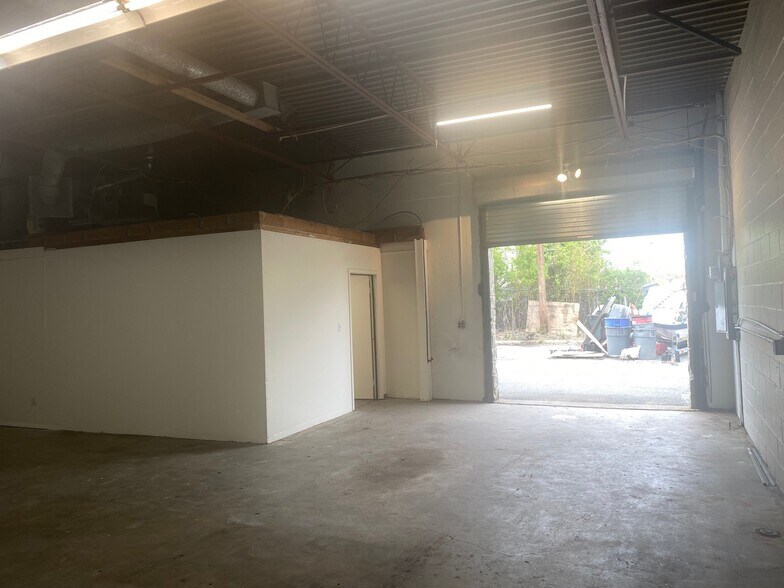 More Photos Of 65 Brook Ave, Deer Park Warehouse For Lease