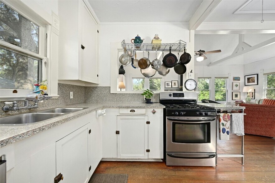 More Photos Of 167 N Tumbleweed Trl, Austin Specialty For Sale