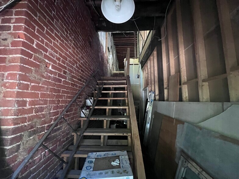 More Photos Of 103 S Court Sq, Memphis Storefront Retail Office For Sale
