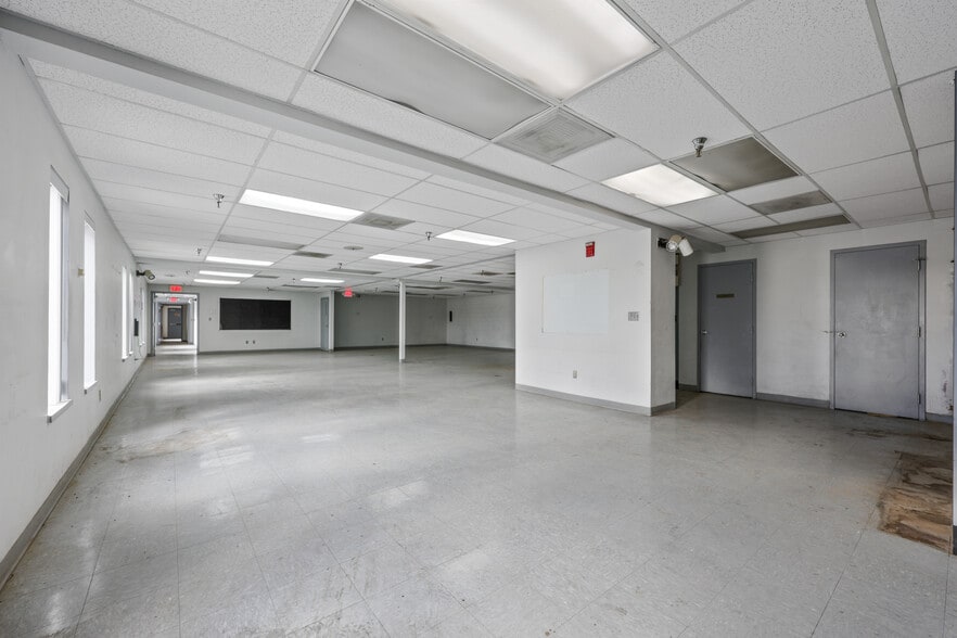 More Photos Of 656 Interstate Dr, Crossville Manufacturing For Lease