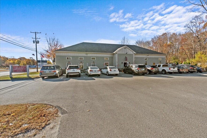 More Photos Of 13 N Main St, East Hampton Showroom For Lease