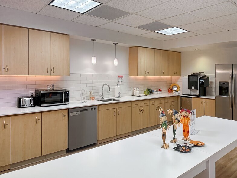 More Photos Of 651 Holiday Dr, Pittsburgh Coworking Space