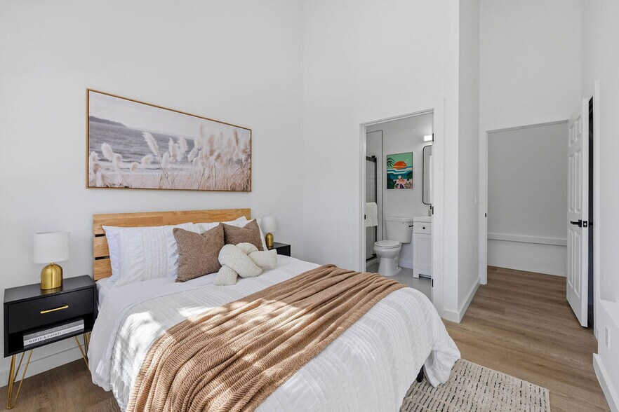 More Photos Of 2730 23rd St, San Francisco Showroom For Sale