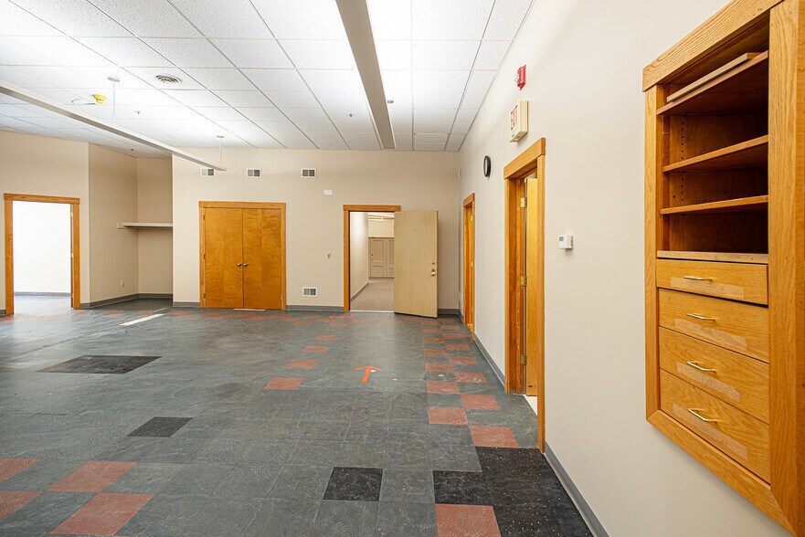 More Photos Of 320 Riverside Dr, Florence Office For Sale